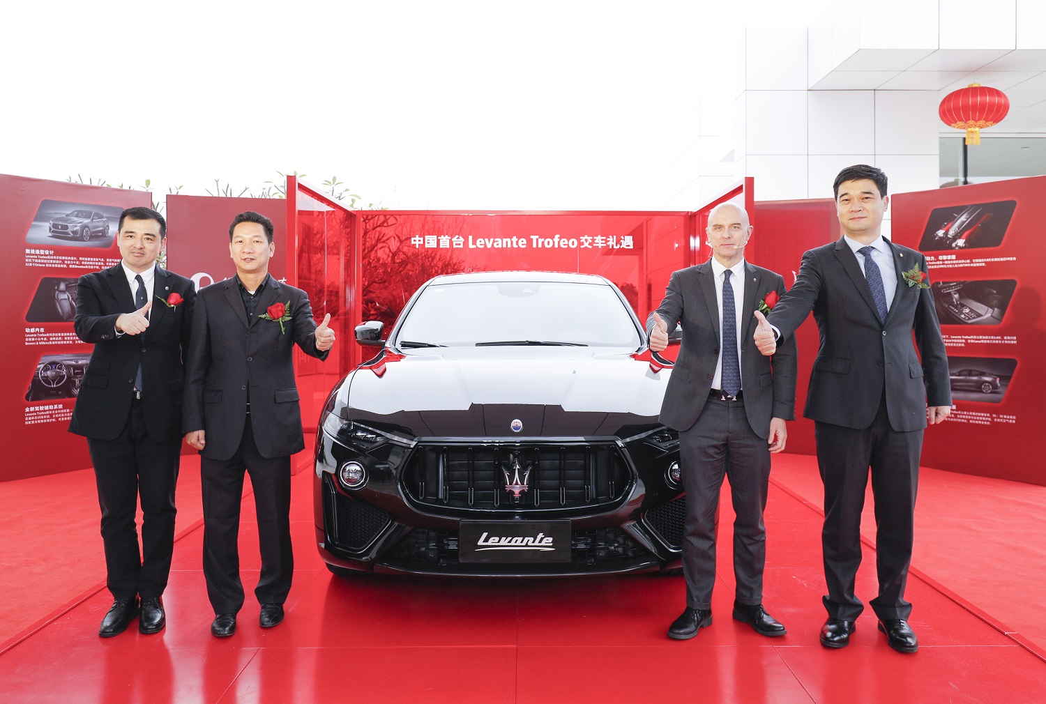 Levante Trofeo全国首位车主交车仪式（左一：闯刚，左二：余先生，右一：宋平，右二：薄亚铭）